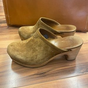 UGG wooden/suede clogs